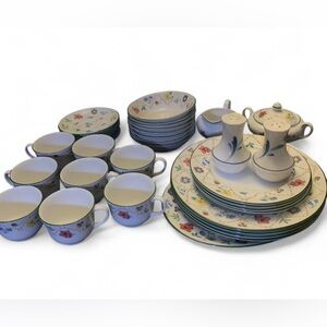 Charming Floral Dinnerware Set with Multicolor Design